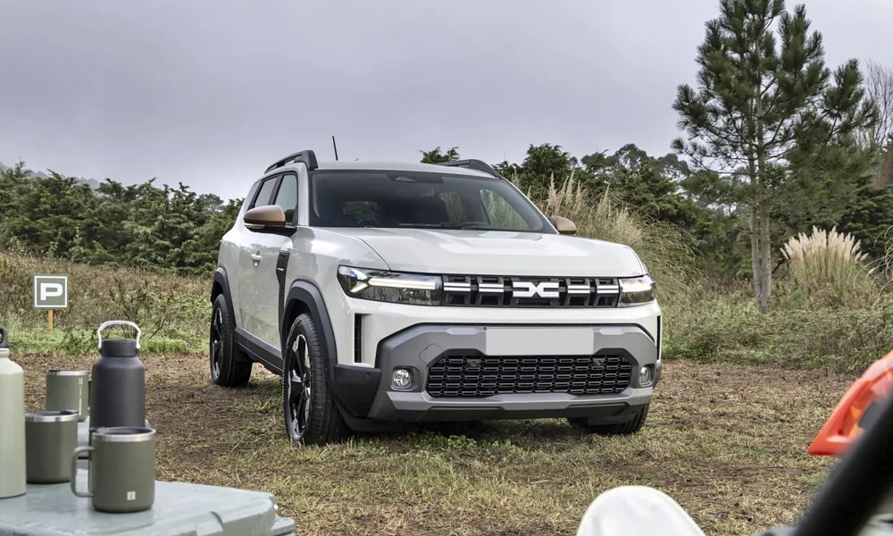 Фото Renault Duster (2024) — вид спереди, фото 4. Анфас: пропорции капота, посадка кузова и графика ходовых огней Renault Duster (2024) — вид спереди, фото 4