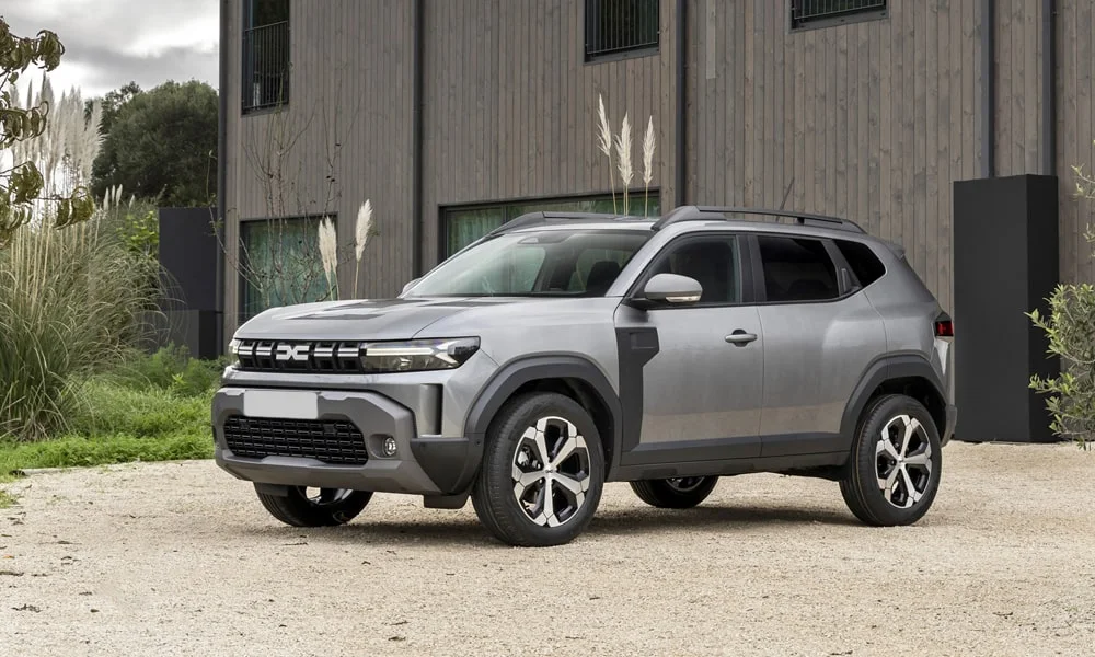 Фото Renault Duster (2024) — вид спереди, фото 6. Серый кузов, строгая симметрия оптики — базовый ракурс знакомства с дизайном Renault Duster (2024) — вид спереди, фото 6