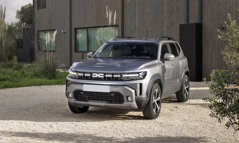 Фото Renault Duster (2024) — вид спереди, фото 8. Анфас: пропорции капота, посадка кузова и графика ходовых огней. Рисунок ходовых огней — подпись модели, по нему её узнают в потоке Renault Duster (2024) — вид спереди, фото 8