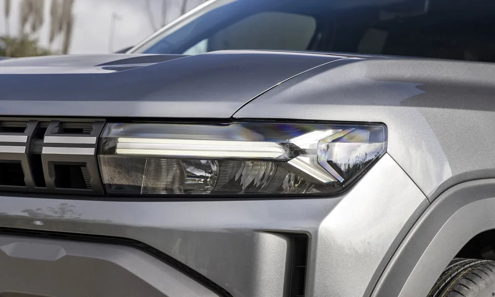 Фото Renault Duster (2024) — вид спереди, фото 10. Оптика, решётка и бампер — первое впечатление о модели. Рисунок ходовых огней — подпись модели, по нему её узнают в потоке Renault Duster (2024) — вид спереди, фото 10