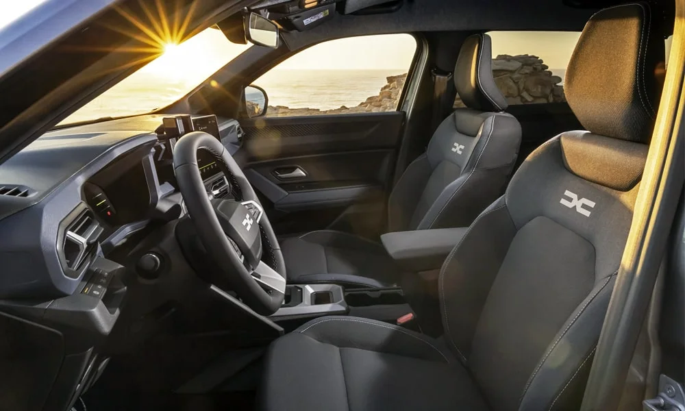 Фото Renault Duster (2024) — передние сиденья. Профиль кресел: боковая поддержка и подголовники Renault Duster (2024) — передние сиденья