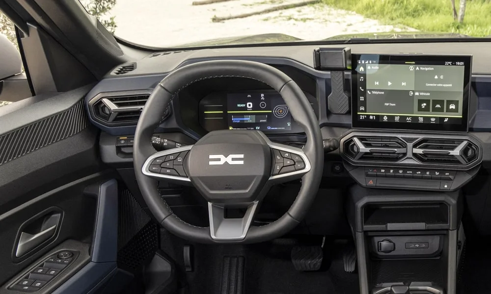 Фото Renault Duster (2024) — приборная панель. Экран приборов за рулём — вся ходовая информация перед глазами. Компоновка приборов настраивается в меню у большинства версий Renault Duster (2024) — приборная панель