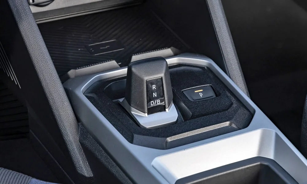 Фото Renault Duster (2024) — селектор коробки передач. Управление коробкой: компактный селектор освобождает место на тоннеле Renault Duster (2024) — селектор коробки передач