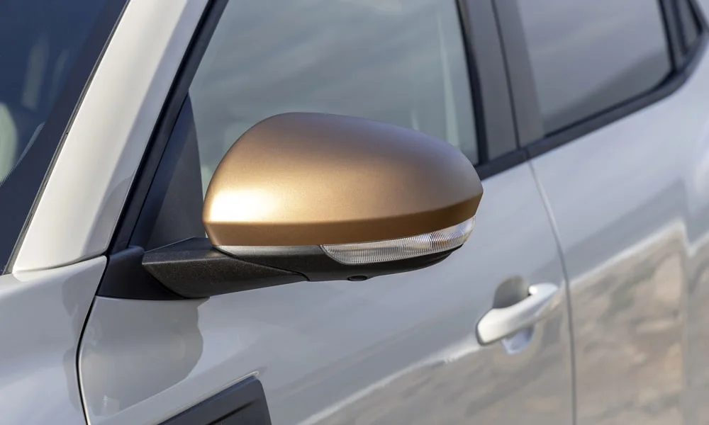 Фото Renault Duster (2024) — наружное зеркало. Корпус зеркала в цвет кузова или контрастный чёрный — зависит от комплектации. Обогрев и электроскладывание зеркал управляются с водительской двери Renault Duster (2024) — наружное зеркало