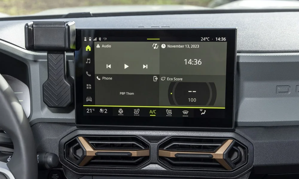Фото Renault Duster (2024) — экран мультимедиа. Интерфейс медиасистемы крупным планом. Быстрота отклика интерфейса важнее диагонали — оцените её на тест-драйве Renault Duster (2024) — экран мультимедиа