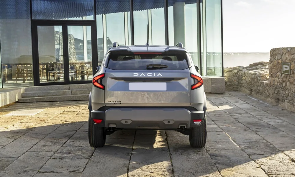 Фото Renault Duster (2024) — вид сзади, фото 4. Корма в сером цвете: графика фонарей и пластика пятой двери. Насадки выхлопа или их имитация внизу бампера различают версии Renault Duster (2024) — вид сзади, фото 4