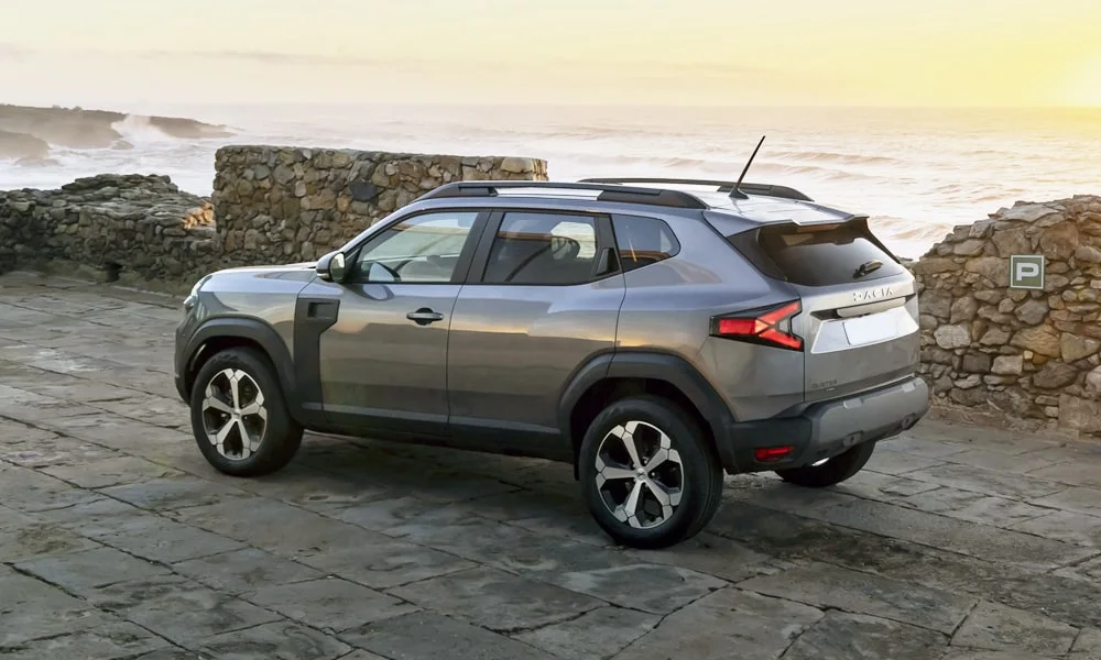 Фото Renault Duster (2024) — вид сзади, фото 5. Корма в сером цвете: графика фонарей и пластика пятой двери. Светодиодная полоса или раздельные секции — задняя оптика стала главным украшением кормы Renault Duster (2024) — вид сзади, фото 5