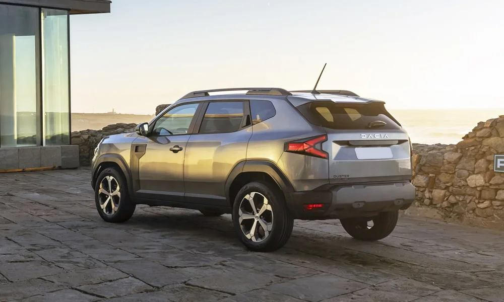 Фото Renault Duster (2024) — вид сзади, фото 6. Графика фонарей, бампер и оформление пятой двери. Светодиодная полоса или раздельные секции — задняя оптика стала главным украшением кормы Renault Duster (2024) — вид сзади, фото 6