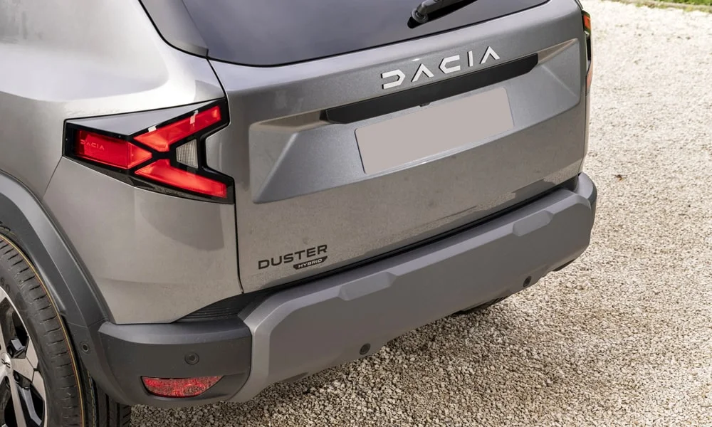 Фото Renault Duster (2024) — вид сзади, фото 7. Графика фонарей, бампер и оформление пятой двери. Насадки выхлопа или их имитация внизу бампера различают версии Renault Duster (2024) — вид сзади, фото 7