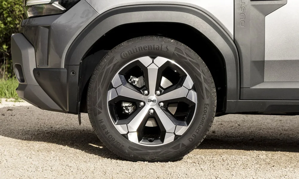 Фото Renault Duster (2024) — колесо и диск. Дизайн спиц и профиль резины крупным планом. Рекомендованные размеры шин и давление — на табличке в проёме водительской двери Renault Duster (2024) — колесо и диск
