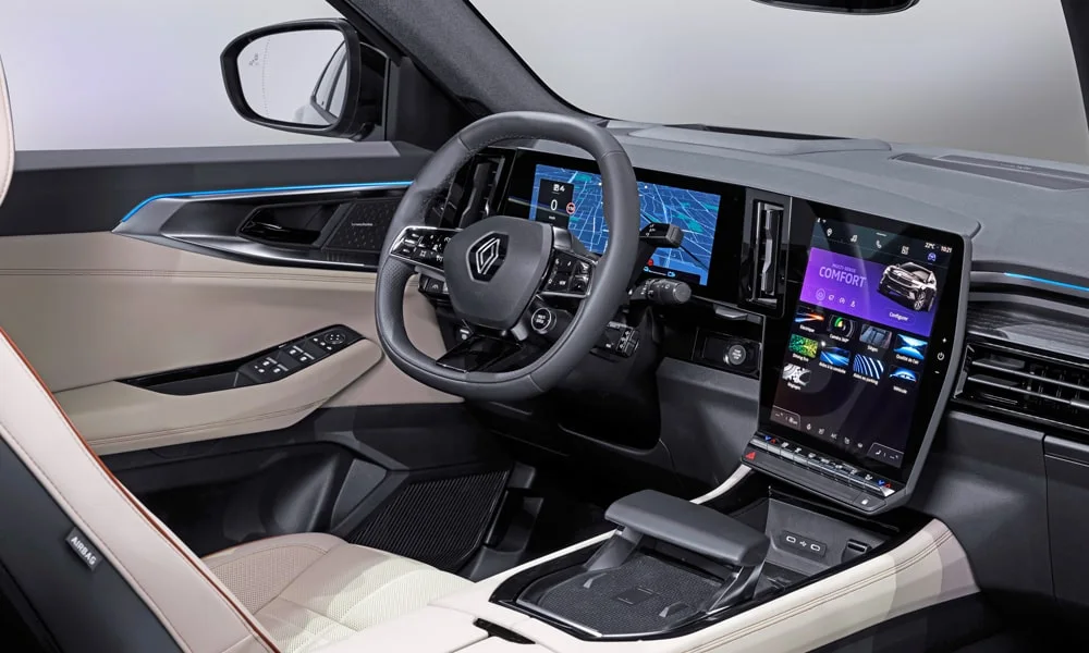 Фото Renault Espace (2024) — передняя панель. Передняя панель в светлой бежевой отделке: расположение экранов и дефлекторов. Минимум физических кнопок — ставка на экранное управление Renault Espace (2024) — передняя панель