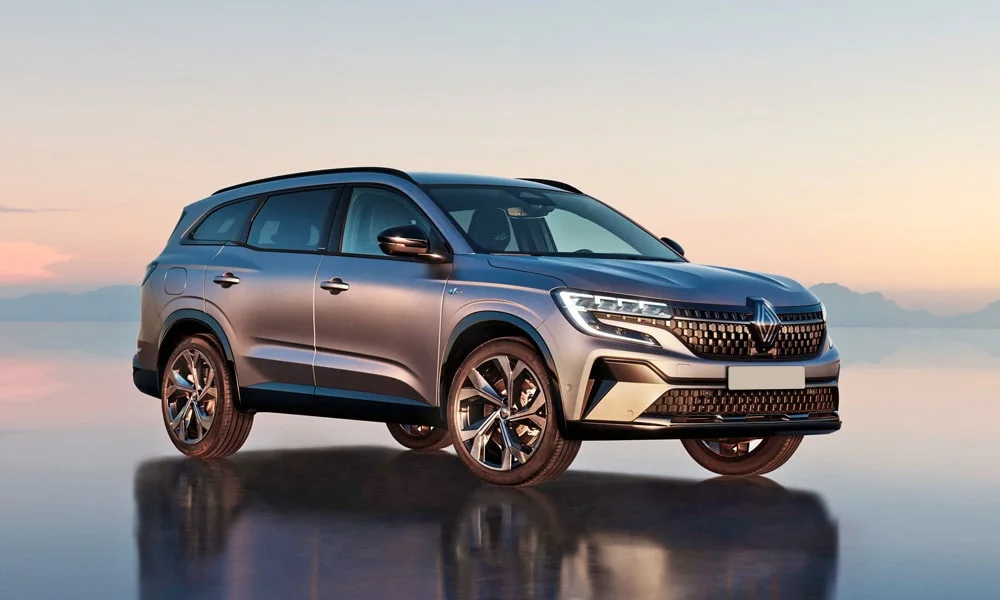 Фото Renault Espace (2024) — вид спереди, фото 3. Анфас: пропорции капота, посадка кузова и графика ходовых огней. Рисунок ходовых огней — подпись модели, по нему её узнают в потоке Renault Espace (2024) — вид спереди, фото 3