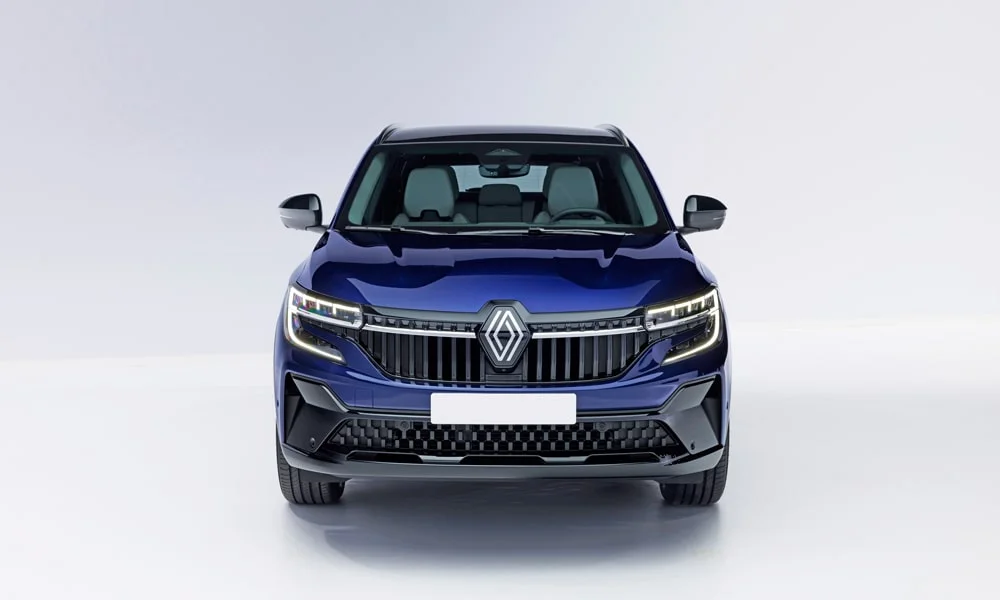 Фото Renault Espace (2024) — вид спереди, фото 5. Анфас: пропорции капота, посадка кузова и графика ходовых огней Renault Espace (2024) — вид спереди, фото 5