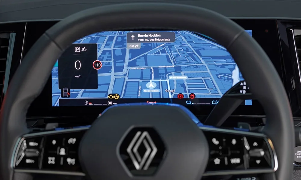 Фото Renault Espace (2024) — приборная панель. Скорость, запас хода и подсказки ассистентов перед глазами. Запас хода и расход выводятся крупно — главные цифры ежедневных поездок Renault Espace (2024) — приборная панель