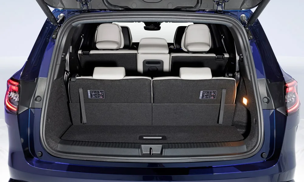 Фото Renault Espace (2024) — багажник. Грузовой отсек с открытой дверью: погрузочная высота и ширина проёма. Электропривод двери с датчиком под бампером — руки заняты, багажник открыт Renault Espace (2024) — багажник