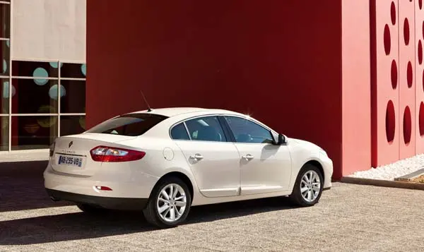 Renault Fluence 2009-2013 — вид сзади