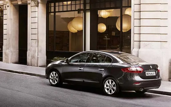 Renault Fluence 2009-2013: вид сзади. Renault Fluence 2009-2013 — вид сзади