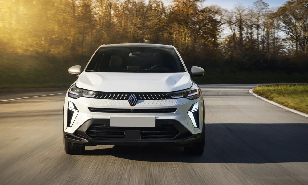 Фото Renault Kaptur (2024) — вид спереди, фото 5. Передок в белом исполнении — крупная светотехника и выразительный бампер Renault Kaptur (2024) — вид спереди, фото 5