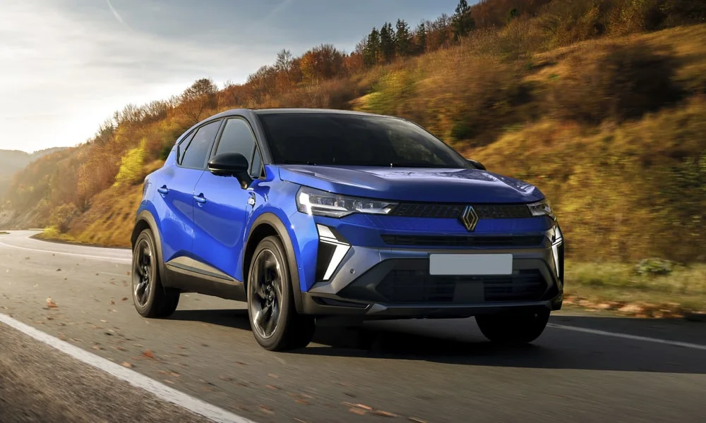 Фото Renault Kaptur (2024) — вид спереди, фото 10. Передок в синем исполнении — крупная светотехника и выразительный бампер. Дневные ходовые огни включаются автоматически с запуском Renault Kaptur (2024) — вид спереди, фото 10