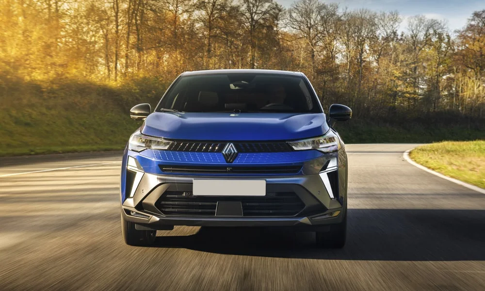 Фото Renault Kaptur (2024) — вид спереди, фото 11. Передок в синем исполнении — крупная светотехника и выразительный бампер Renault Kaptur (2024) — вид спереди, фото 11