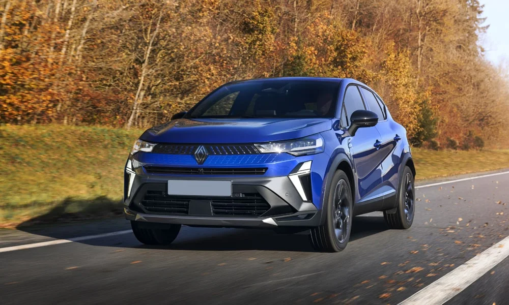 Фото Renault Kaptur (2024) — вид спереди, фото 12. Синий кузов, строгая симметрия оптики — базовый ракурс знакомства с дизайном Renault Kaptur (2024) — вид спереди, фото 12
