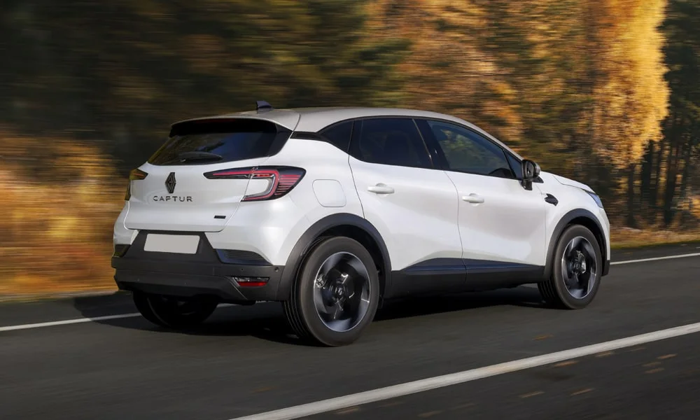Фото Renault Kaptur (2024) — вид сзади, фото 3. Линия крыши, стойки и задняя дверь в белом исполнении. Светодиодная полоса или раздельные секции — задняя оптика стала главным украшением кормы Renault Kaptur (2024) — вид сзади, фото 3