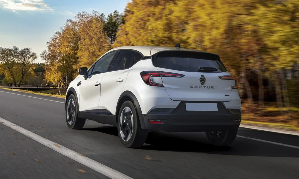 Фото Renault Kaptur (2024) — вид сзади, фото 4. Корма в белом цвете: графика фонарей и пластика пятой двери. Светодиодная полоса или раздельные секции — задняя оптика стала главным украшением кормы Renault Kaptur (2024) — вид сзади, фото 4