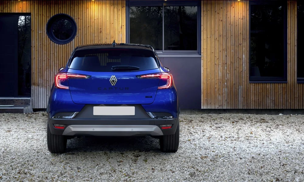 Фото Renault Kaptur (2024) — вид сзади, фото 5. Линия крыши, стойки и задняя дверь в синем исполнении. Насадки выхлопа или их имитация внизу бампера различают версии Renault Kaptur (2024) — вид сзади, фото 5