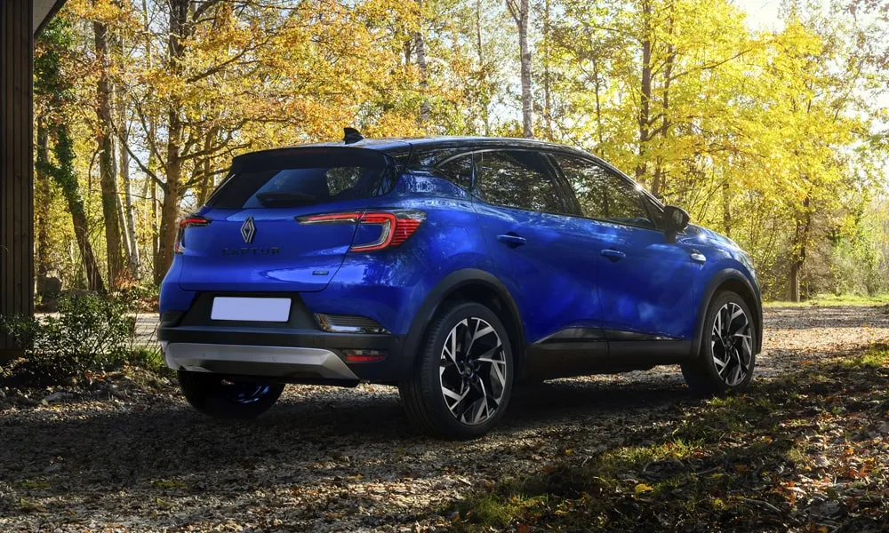 Фото Renault Kaptur (2024) — вид сзади, фото 6. Корма в синем цвете: графика фонарей и пластика пятой двери. Насадки выхлопа или их имитация внизу бампера различают версии Renault Kaptur (2024) — вид сзади, фото 6