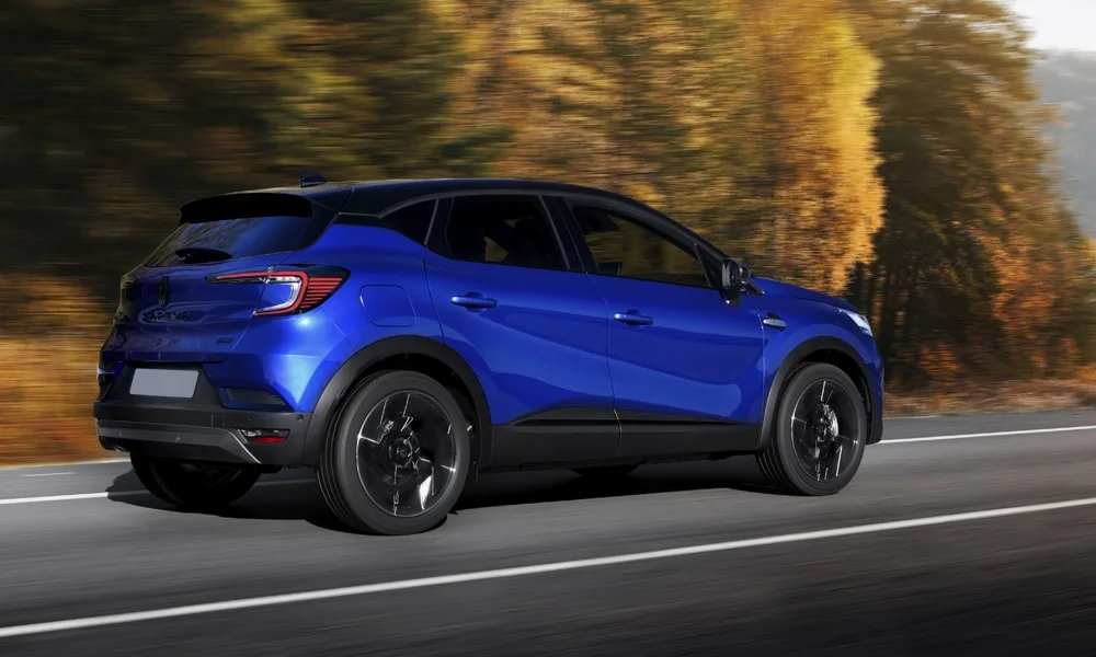 Фото Renault Kaptur (2024) — вид сзади, фото 7. Линия крыши, стойки и задняя дверь в синем исполнении. Насадки выхлопа или их имитация внизу бампера различают версии Renault Kaptur (2024) — вид сзади, фото 7