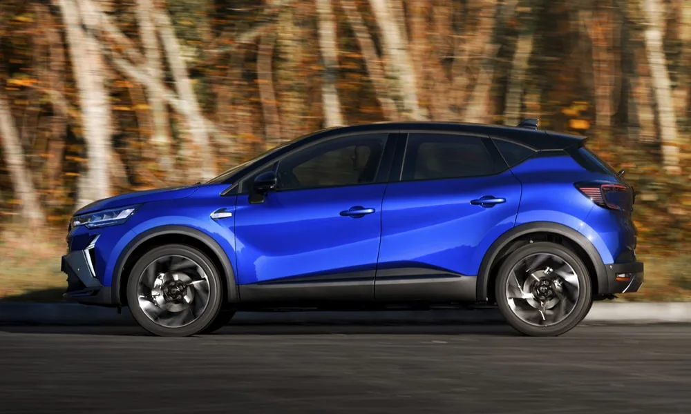 Фото Renault Kaptur (2024) — вид сзади, фото 8. Линия крыши, стойки и задняя дверь в синем исполнении. Светодиодная полоса или раздельные секции — задняя оптика стала главным украшением кормы Renault Kaptur (2024) — вид сзади, фото 8