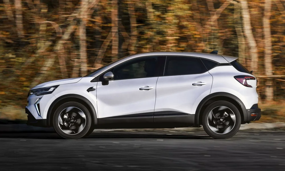 Фото Renault Kaptur (2024) — вид сбоку, фото 2. Белый кузов в профиль — пропорции, высота посадки и дизайн дисков Renault Kaptur (2024) — вид сбоку, фото 2