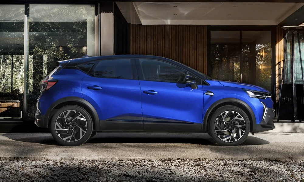 Фото Renault Kaptur (2024) — вид сбоку, фото 3. Профиль кузова: колёсная база, свесы и линия остекления. Длинная база — простор второго ряда; короткие свесы упрощают парковку Renault Kaptur (2024) — вид сбоку, фото 3