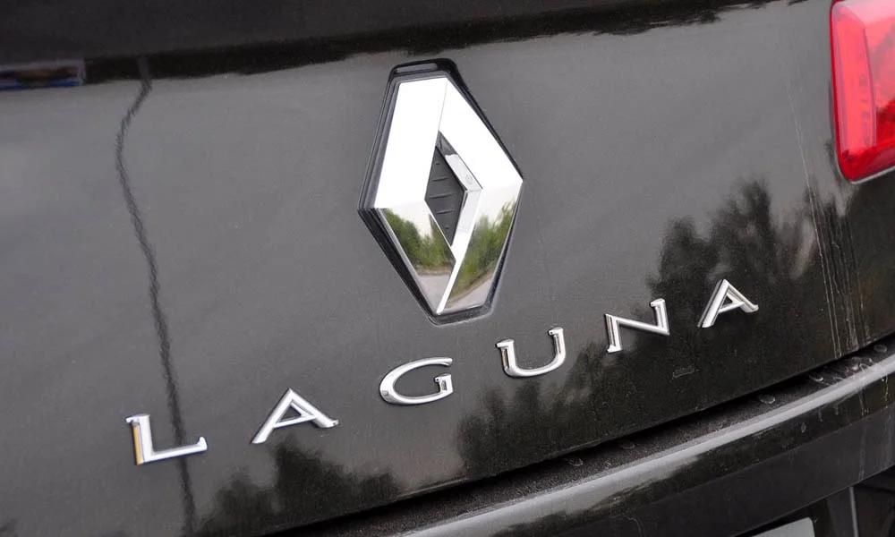 Фото Renault Laguna — эмблема. Фирменный шильдик на кузове — знак принадлежности к марке Renault Laguna — эмблема