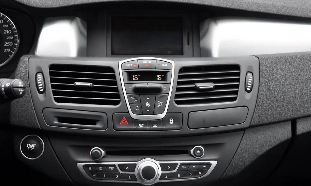 Фото Renault Laguna — блок климат-контроля. Физические клавиши температуры и обдува. Отдельные клавиши климата удобнее сенсорных меню в движении Renault Laguna — блок климат-контроля