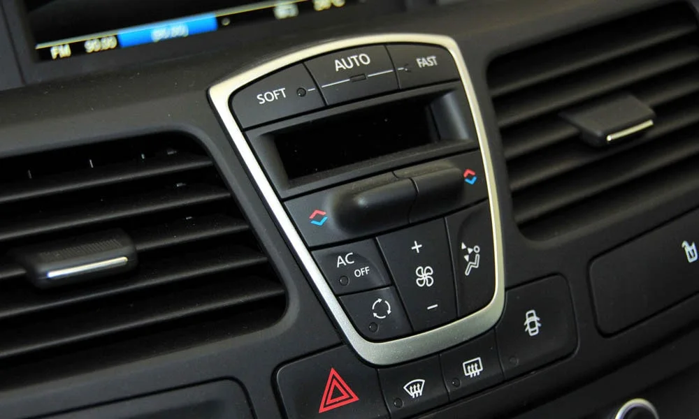 Фото Renault Laguna — блок климат-контроля, фото 2. Физические клавиши температуры и обдува. Раздельные зоны позволяют водителю и пассажиру выбрать свою температуру Renault Laguna — блок климат-контроля, фото 2