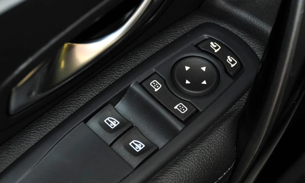 Фото Renault Laguna — кнопки управления. Кнопки и переключатели: физическое управление частыми функциями. Подсветка символов ночью — деталь, которую замечаешь каждый вечер Renault Laguna — кнопки управления
