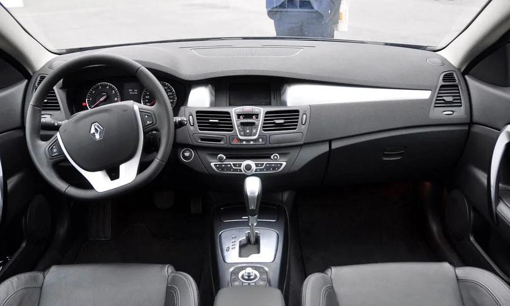 Фото Renault Laguna — передняя панель. Передняя панель в тёмной отделке: расположение экранов и дефлекторов Renault Laguna — передняя панель
