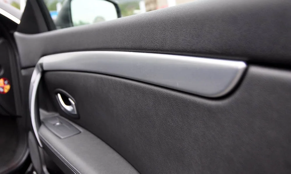 Фото Renault Laguna — дверная карта. Внутренняя панель двери: сочетание материалов и компоновка управления в тёмной гамме Renault Laguna — дверная карта