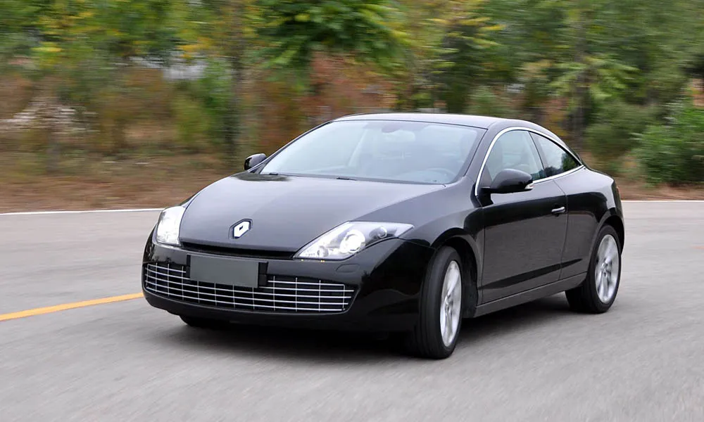 Фото Renault Laguna — вид спереди, фото 4. Передок в чёрном исполнении — крупная светотехника и выразительный бампер. Рисунок ходовых огней — подпись модели, по нему её узнают в потоке Renault Laguna — вид спереди, фото 4