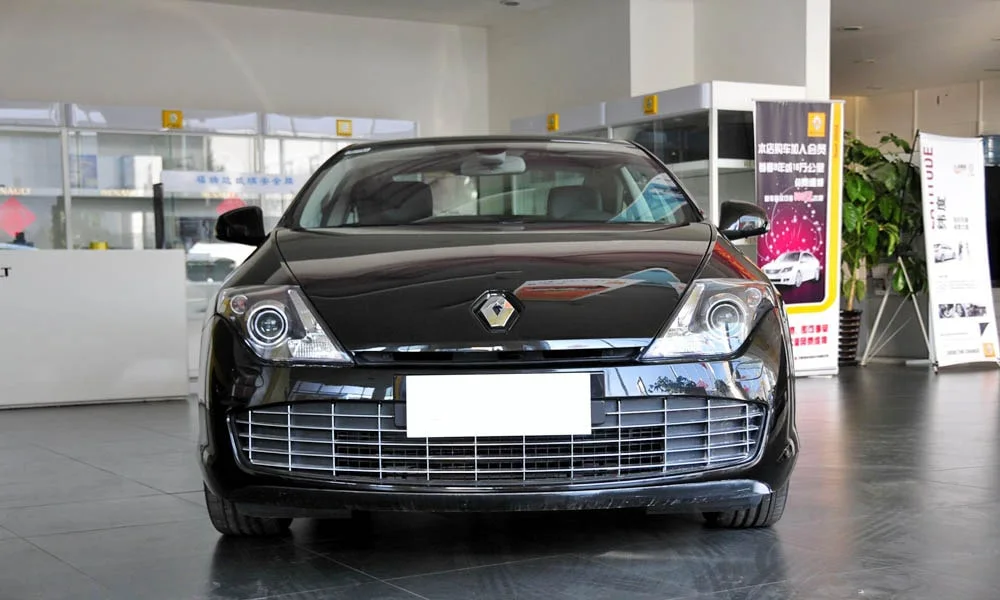 Фото Renault Laguna — вид спереди, фото 5. Чёрный кузов, строгая симметрия оптики — базовый ракурс знакомства с дизайном Renault Laguna — вид спереди, фото 5