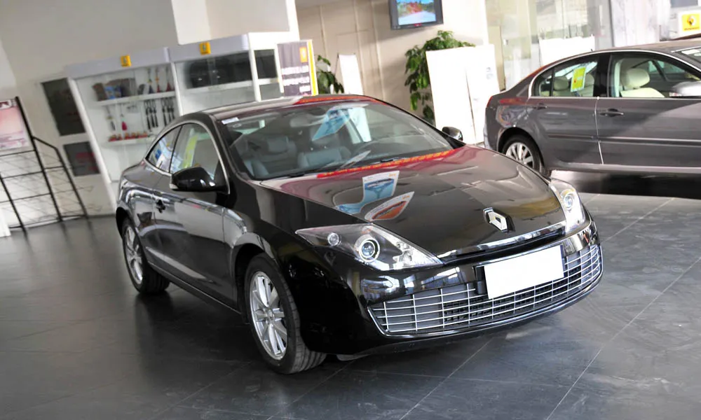 Фото Renault Laguna — вид спереди, фото 7. Оптика, решётка и бампер — первое впечатление о модели. Дневные ходовые огни включаются автоматически с запуском Renault Laguna — вид спереди, фото 7