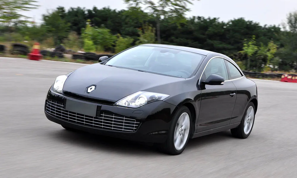Фото Renault Laguna — вид спереди, фото 8. Оптика, решётка и бампер — первое впечатление о модели Renault Laguna — вид спереди, фото 8