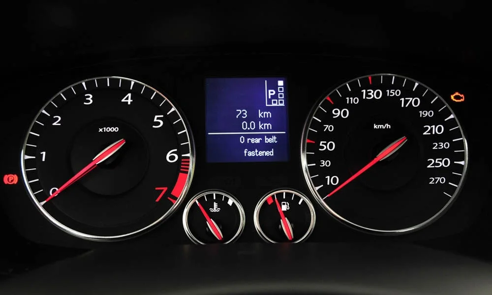 Фото Renault Laguna — приборная панель. Скорость, запас хода и подсказки ассистентов перед глазами. Запас хода и расход выводятся крупно — главные цифры ежедневных поездок Renault Laguna — приборная панель