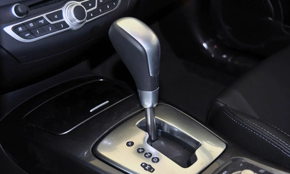 Фото Renault Laguna — селектор коробки передач. Селектор трансмиссии на центральной консоли Renault Laguna — селектор коробки передач