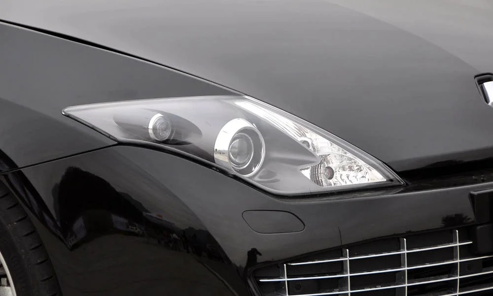 Фото Renault Laguna — передняя оптика. Начинка фары: модули ближнего и дальнего света, ходовые огни. Автоматический дальний свет сам переключается при встречном разъезде — есть у ряда версий Renault Laguna — передняя оптика