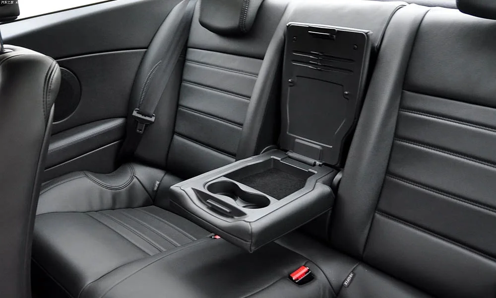 Фото Renault Laguna — интерьер. Общий план салона: архитектура панели, консоль и кресла Renault Laguna — интерьер