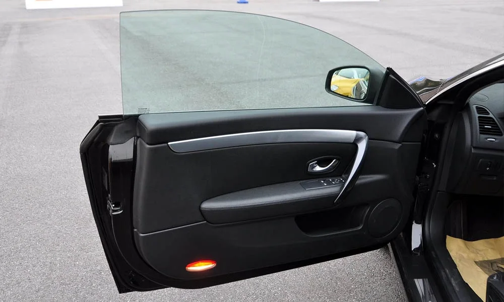 Фото Renault Laguna — интерьер, фото 2. Общий план салона: архитектура панели, консоль и кресла. Уровень отделки читается по стыкам панелей и мягким поверхностям в зонах касания Renault Laguna — интерьер, фото 2
