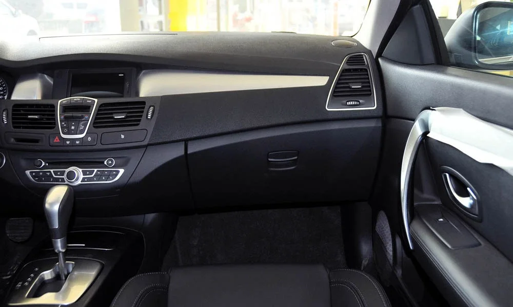 Фото Renault Laguna — интерьер, фото 3. Общий план салона: архитектура панели, консоль и кресла Renault Laguna — интерьер, фото 3
