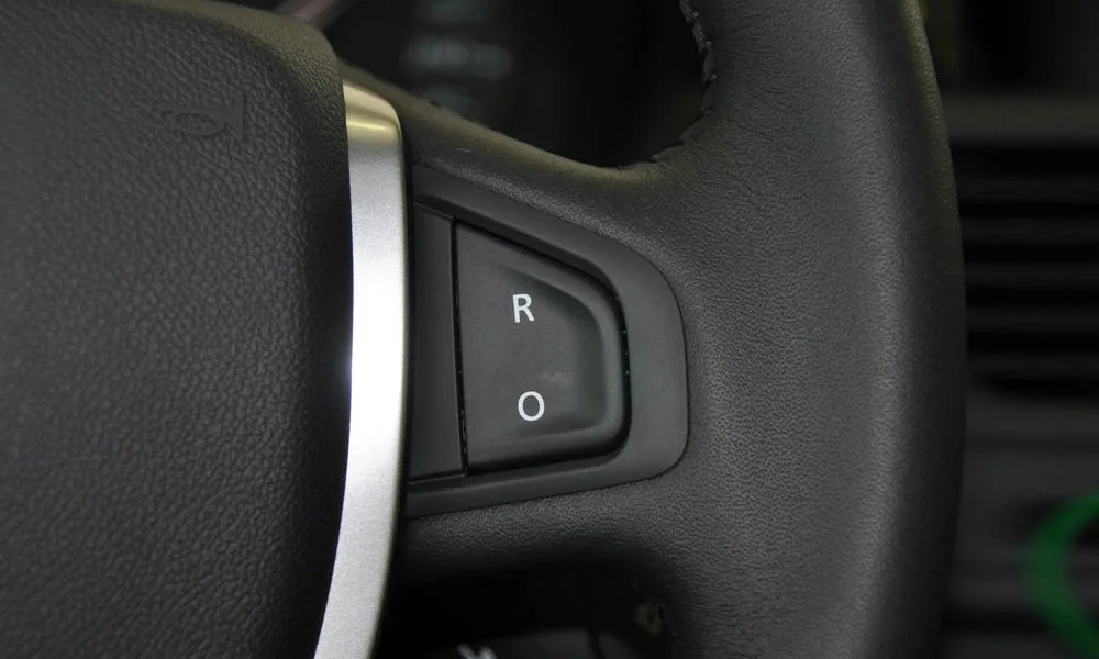 Фото Renault Laguna — интерьер, фото 5. Общий план салона: архитектура панели, консоль и кресла Renault Laguna — интерьер, фото 5